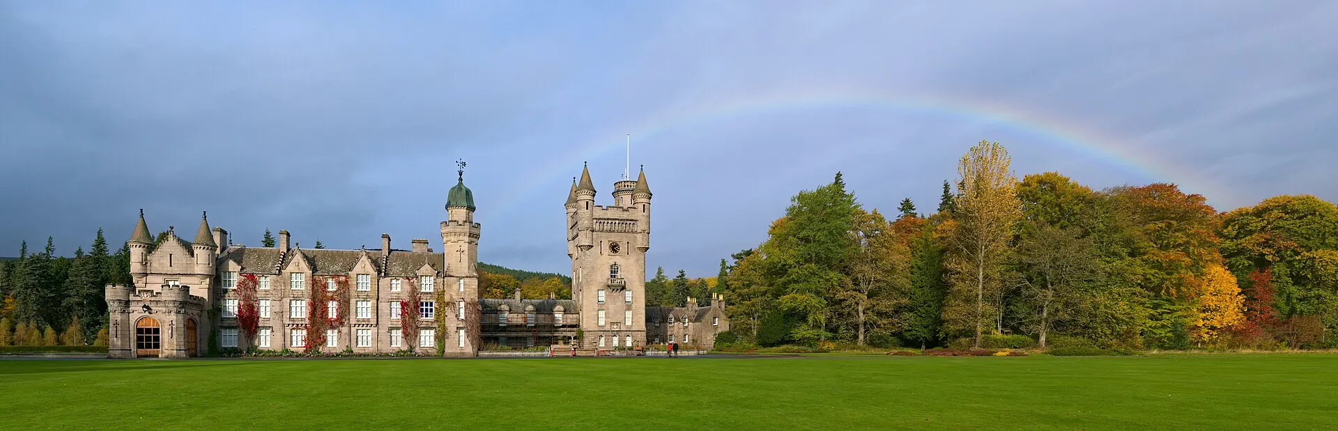 Panorama Balmoral Castle i gór Royal Deeside