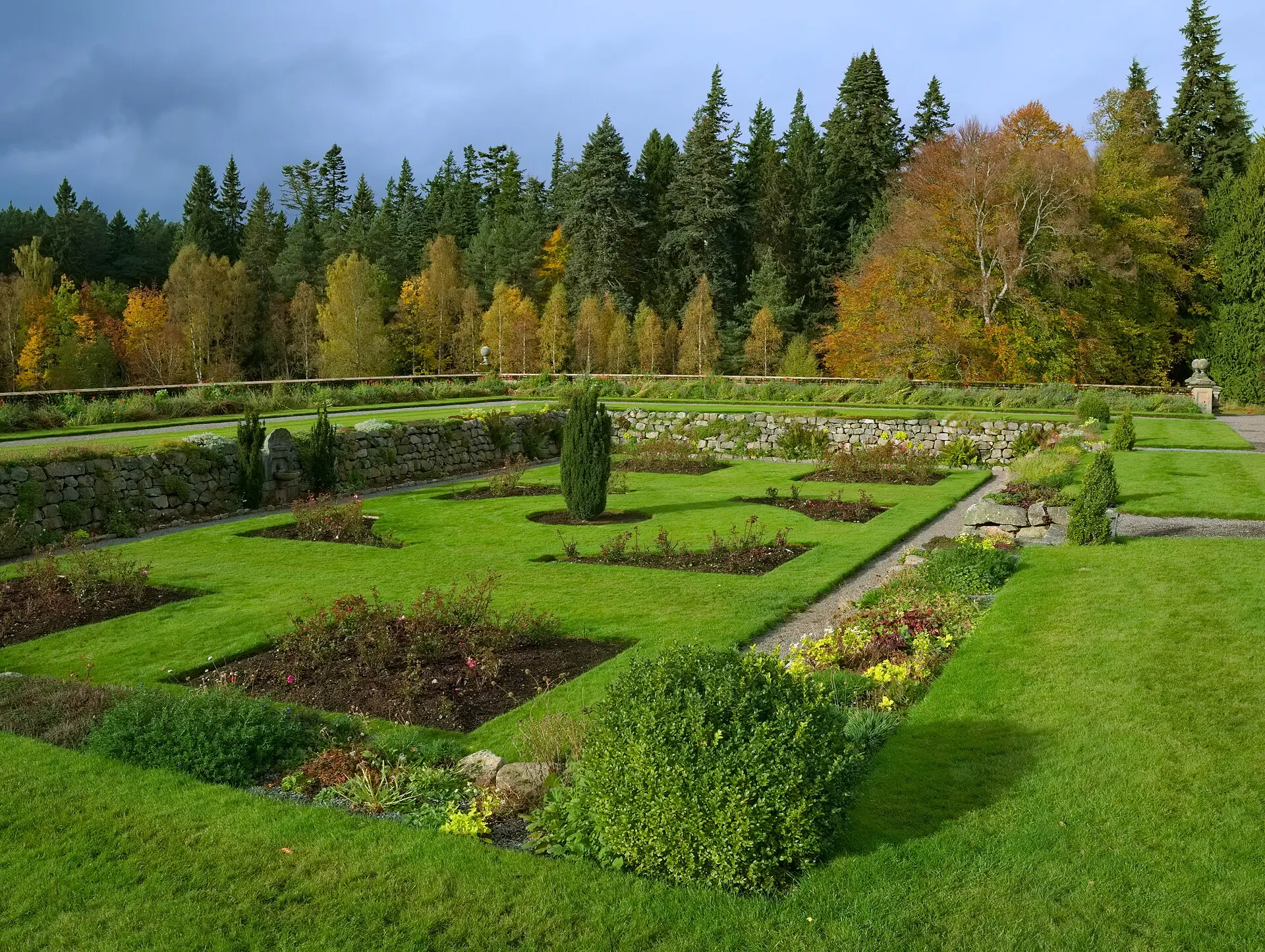 Ogród i kamienna fasada Balmoral Castle