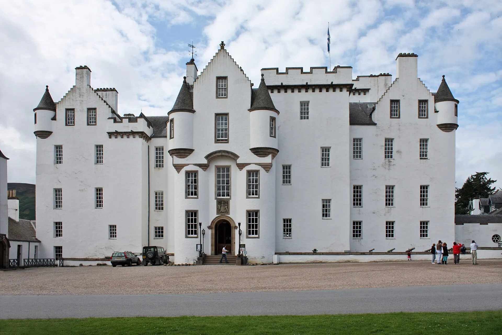 Blair Castle widziany od frontowego podjazdu