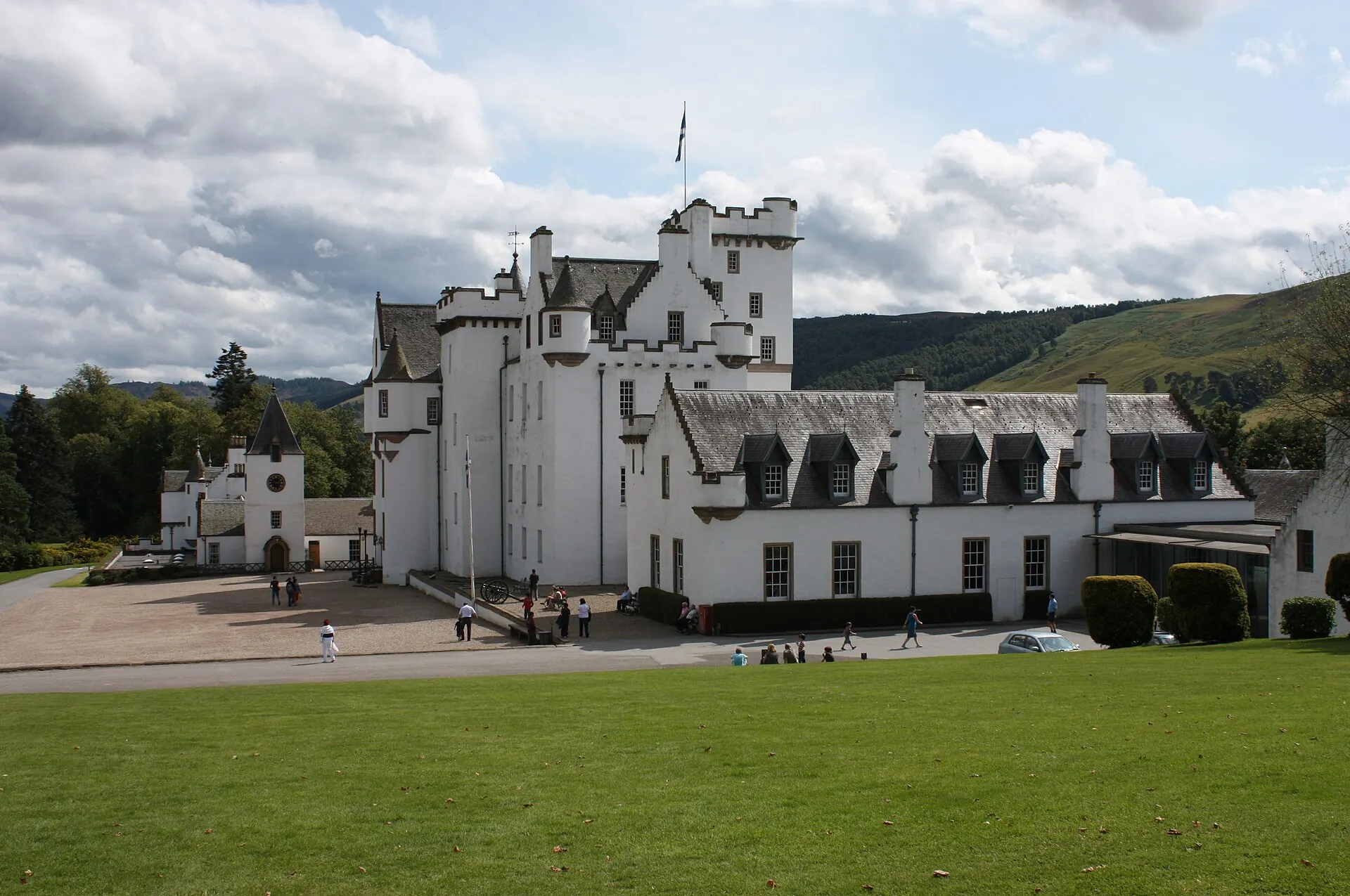 Biała fasada Blair Castle