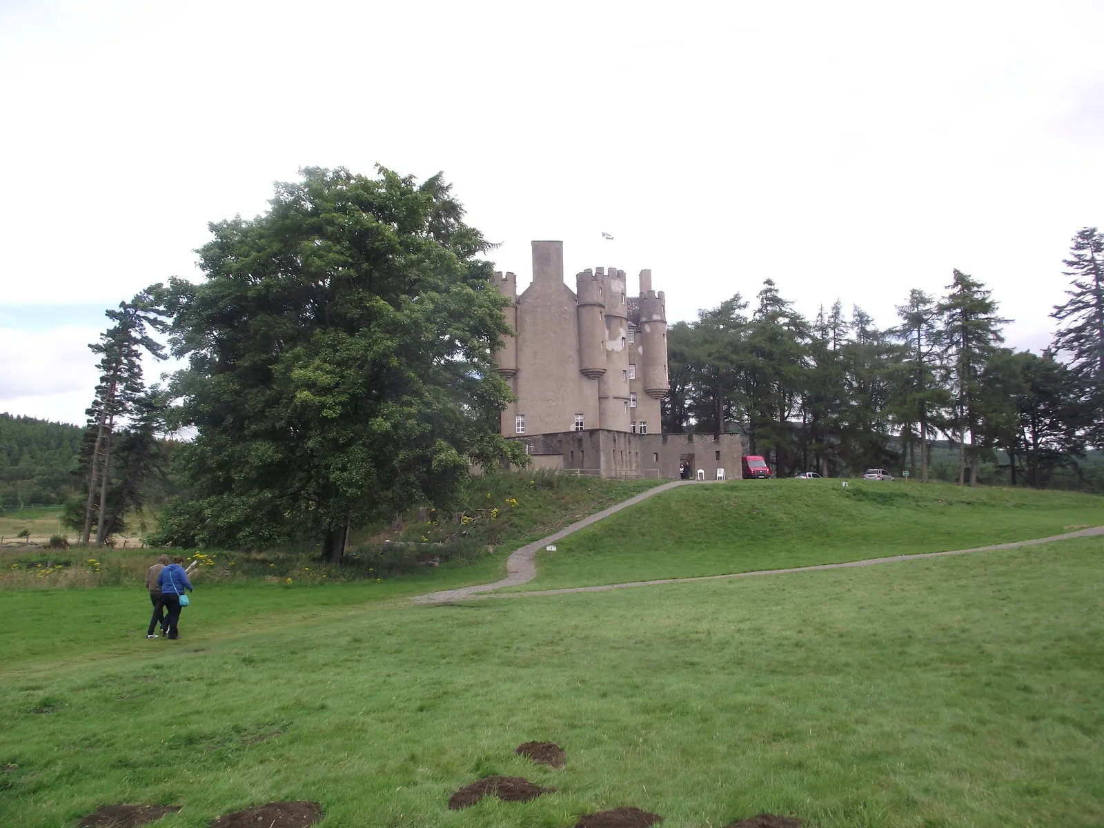 Braemar Castle w krajobrazie doliny Dee