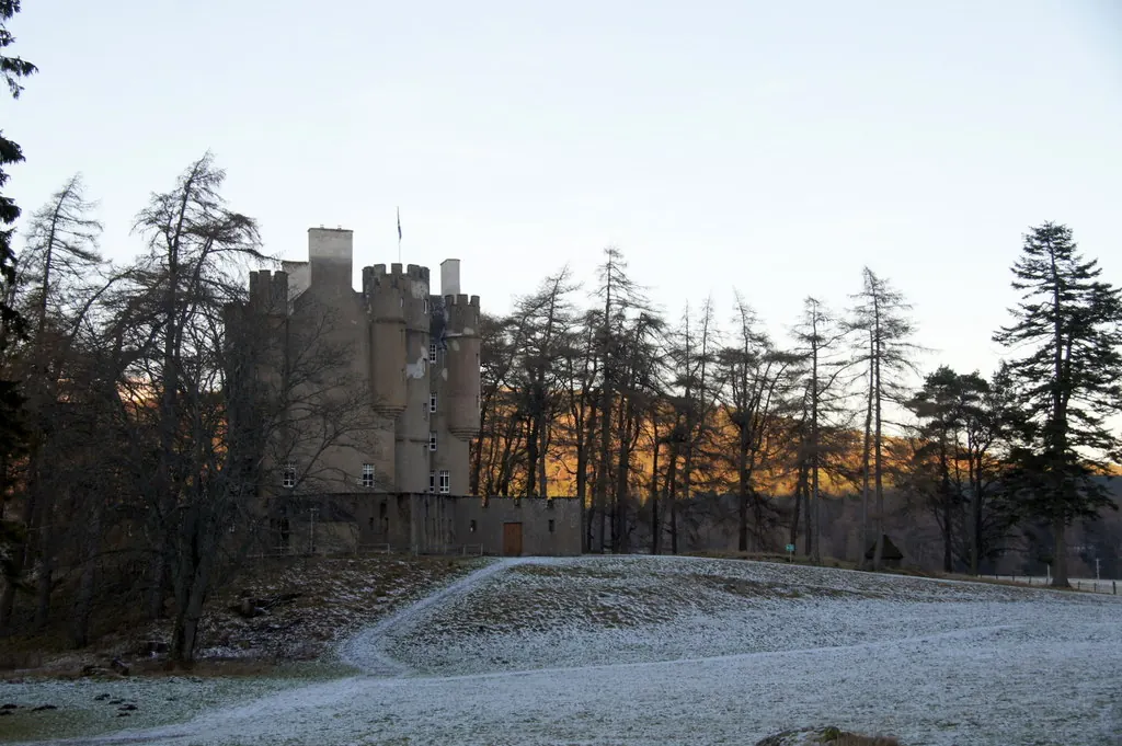 Kamienna wieża i mur Braemar Castle