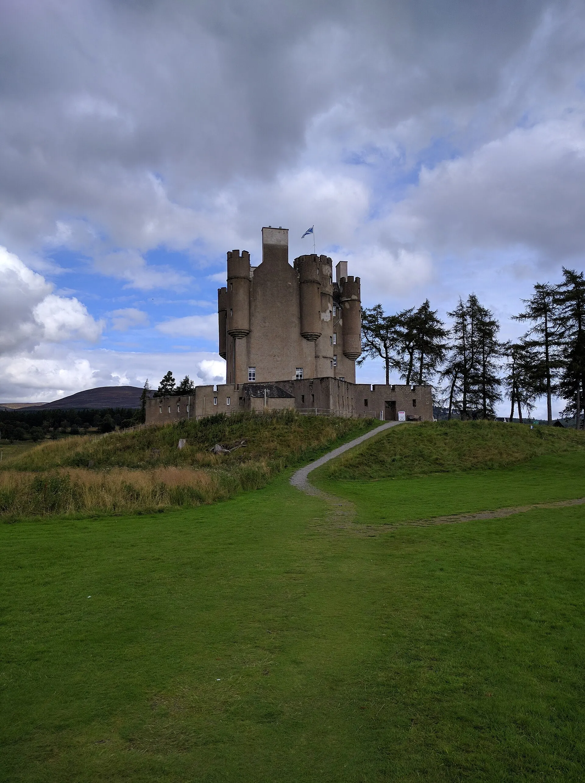 Frontowa fasada Braemar Castle