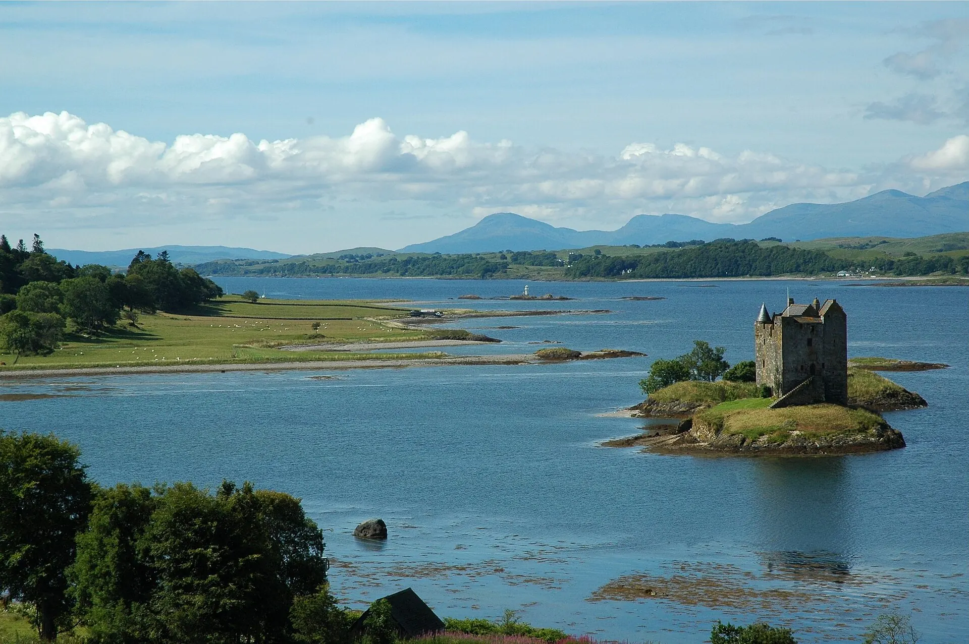 Castle Stalker w szerokim krajobrazie zatoki