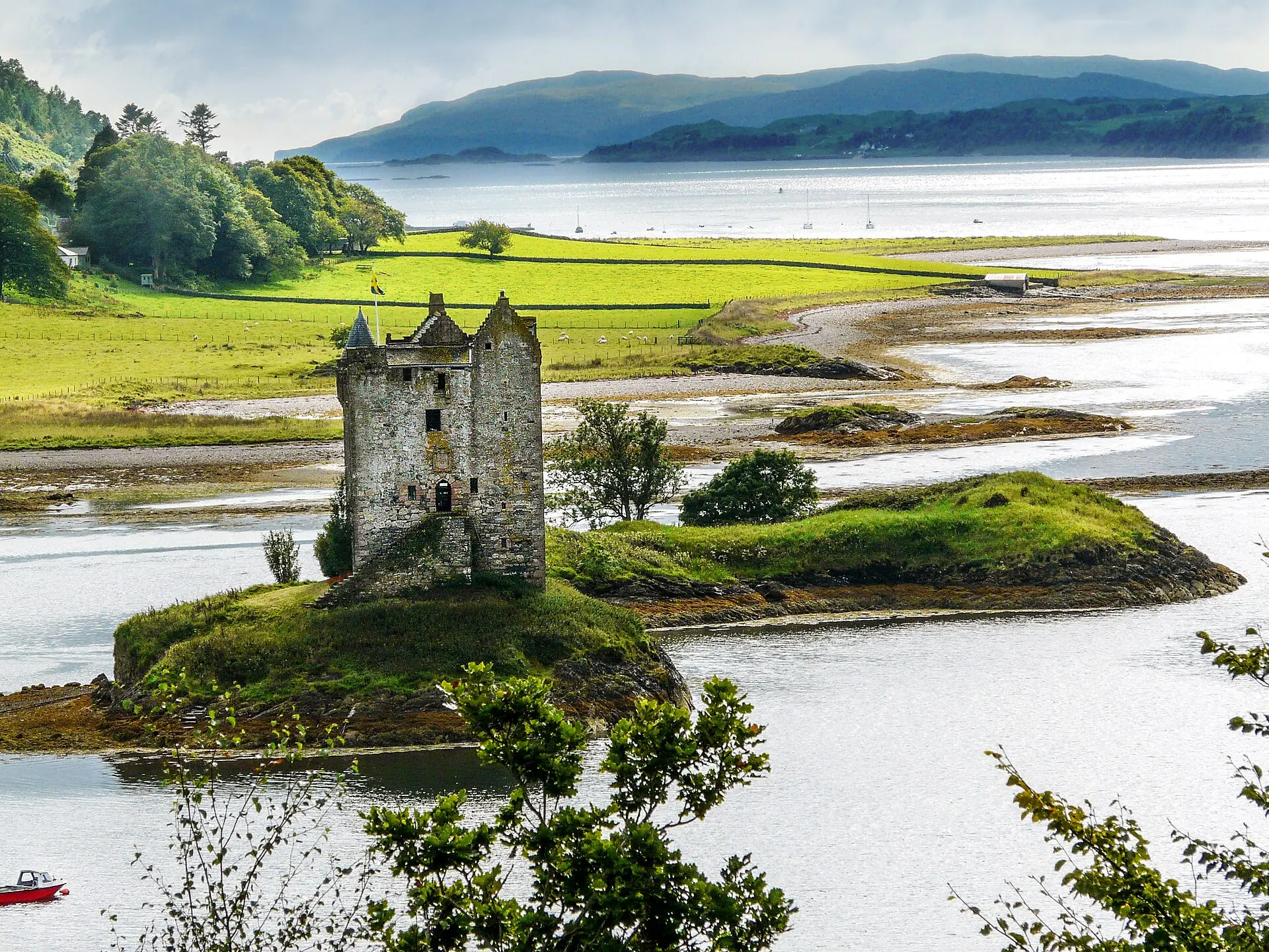 Castle Stalker z górskiego punktu widokowego