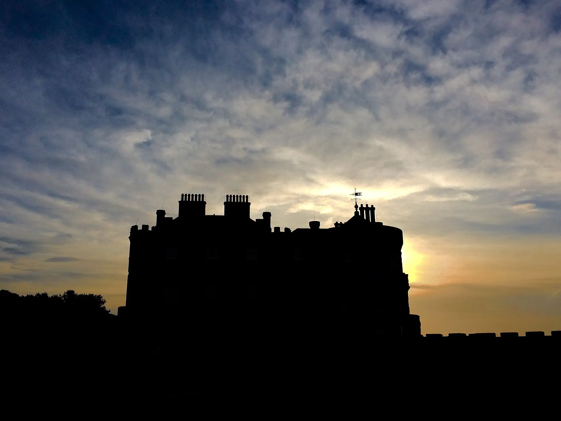 Sylwetka Culzean Castle o zmierzchu