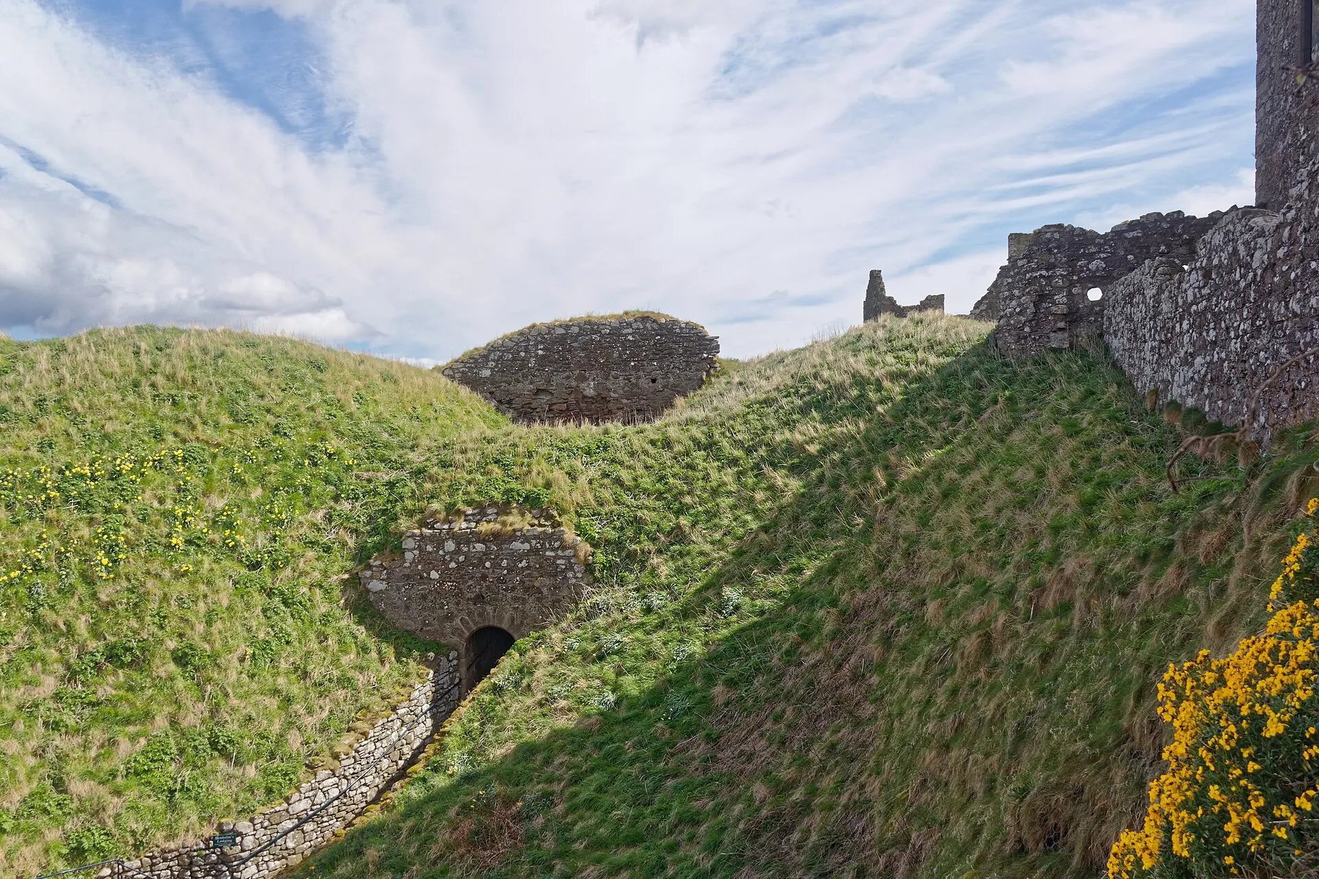 Mury i strome podejście do Dunnottar Castle