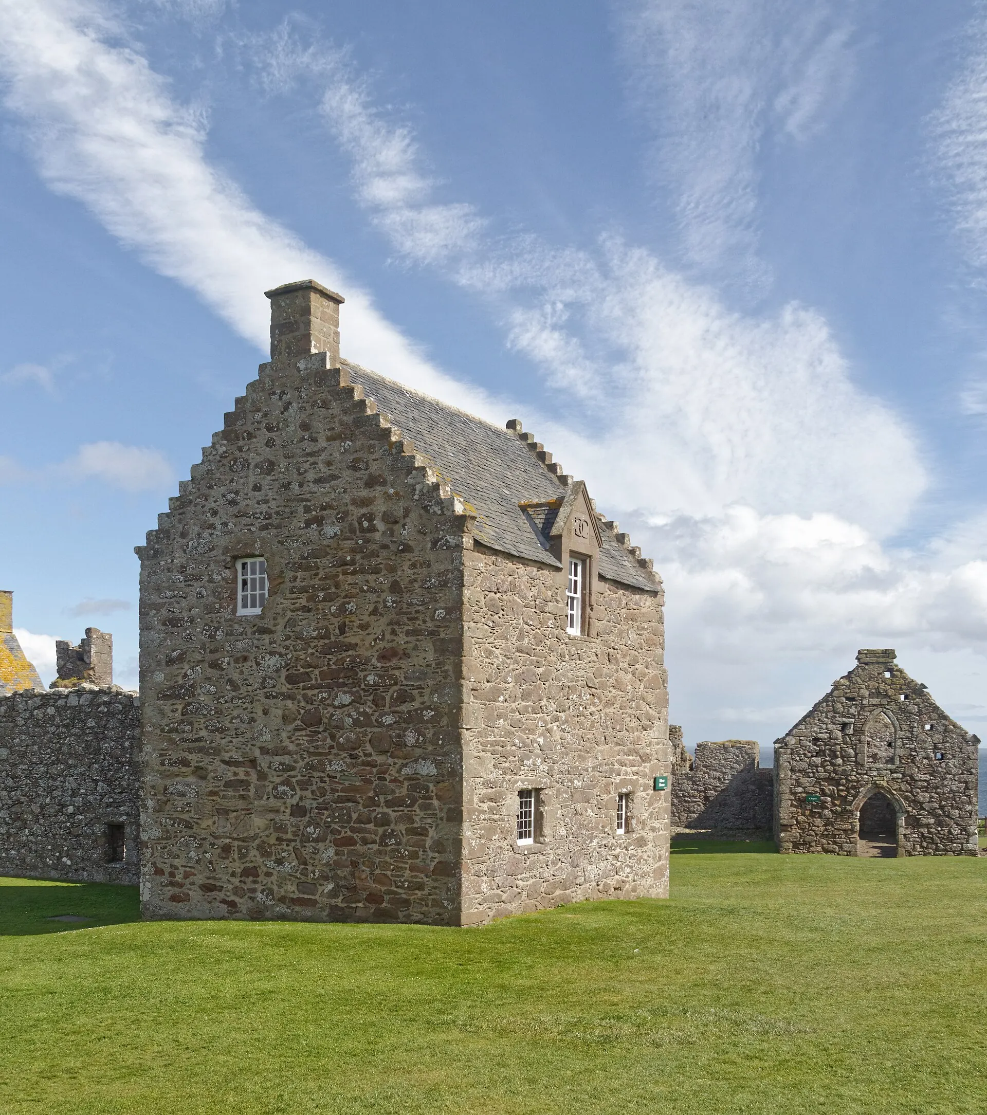Kamienna zabudowa wewnątrz Dunnottar Castle