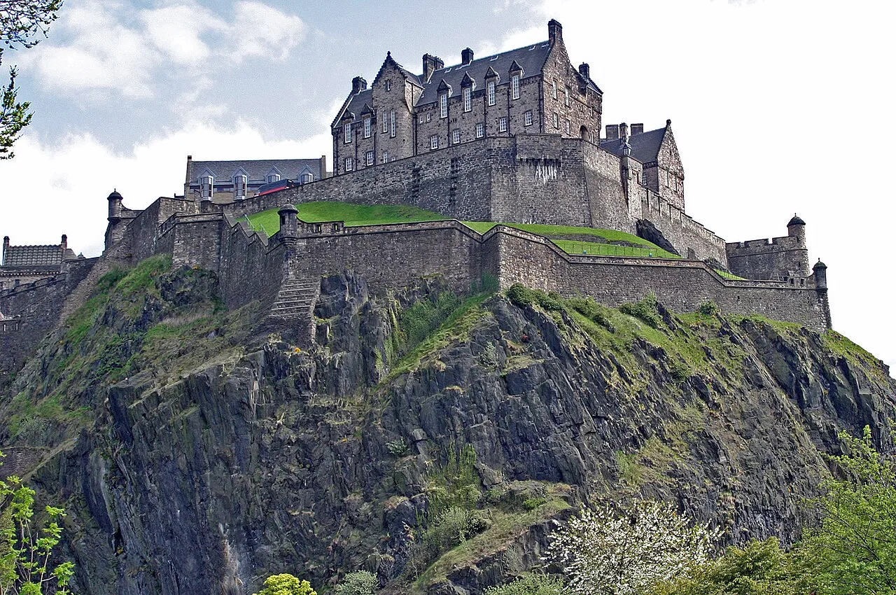 Edinburgh Castle na szczycie Castle Rock