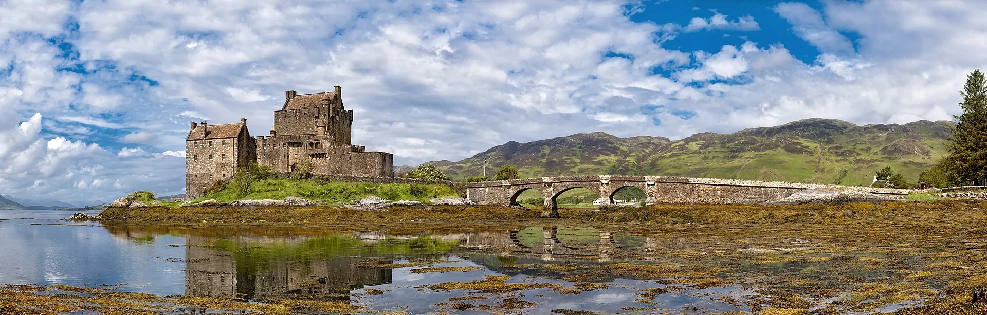 Eilean Donan Castle z kamiennym mostem