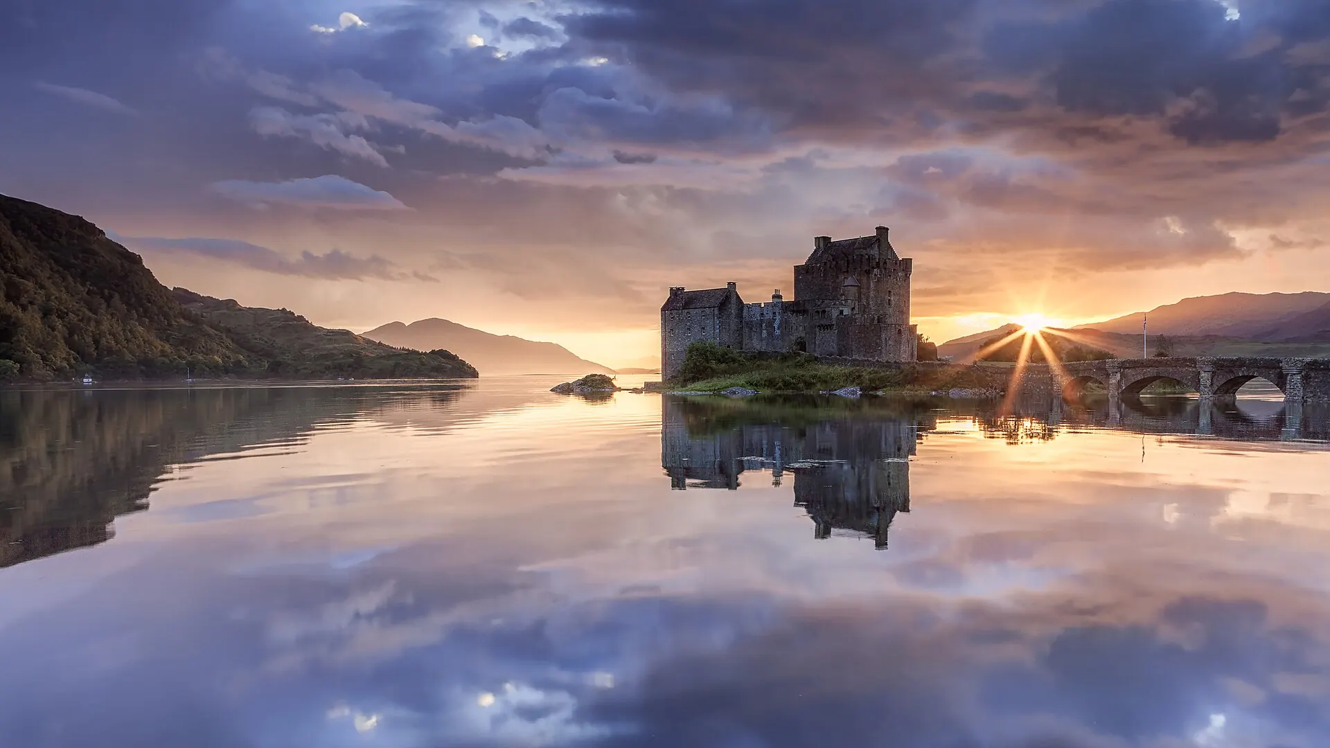 Eilean Donan Castle o zachodzie słońca
