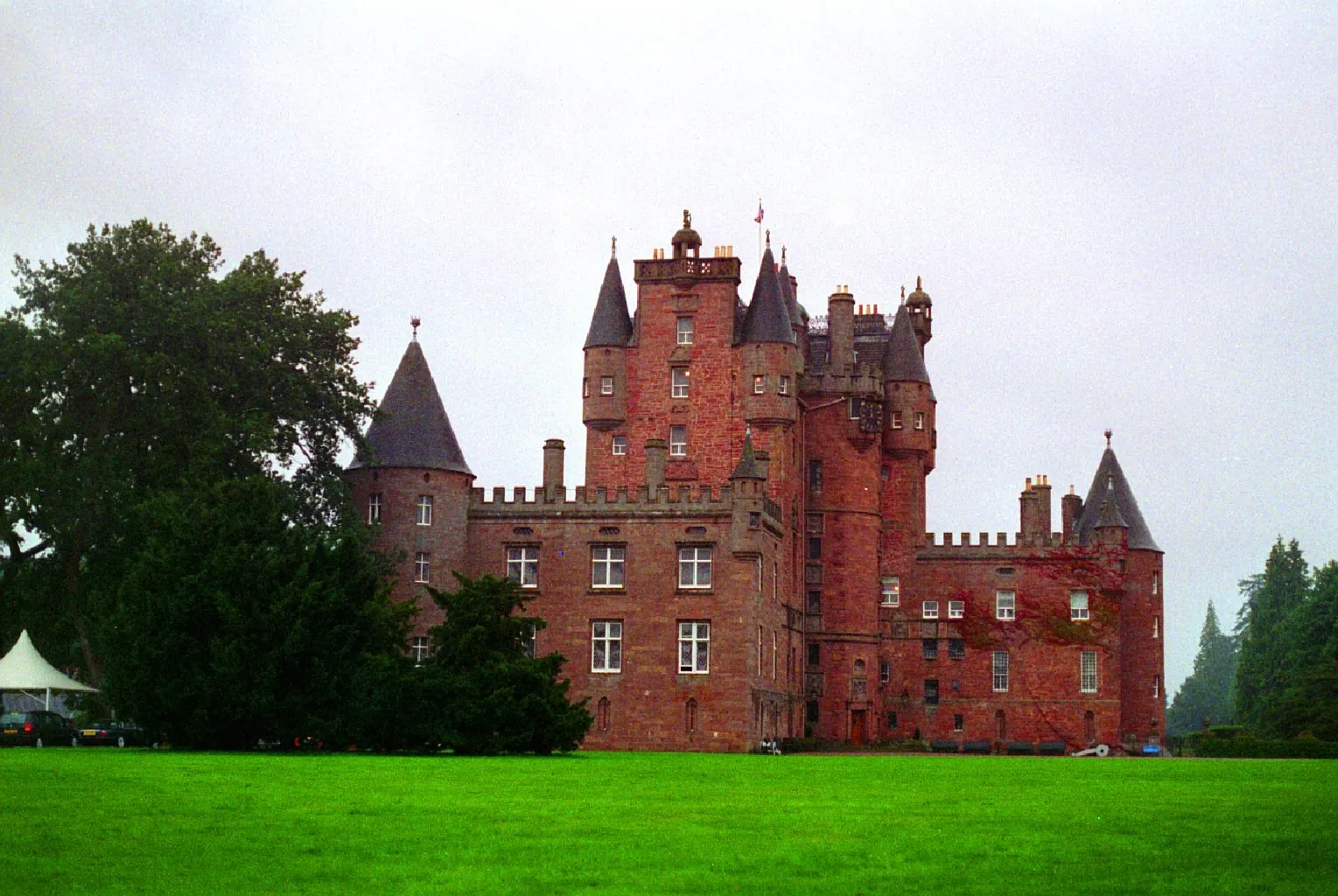 Glamis Castle od strony ogrodów