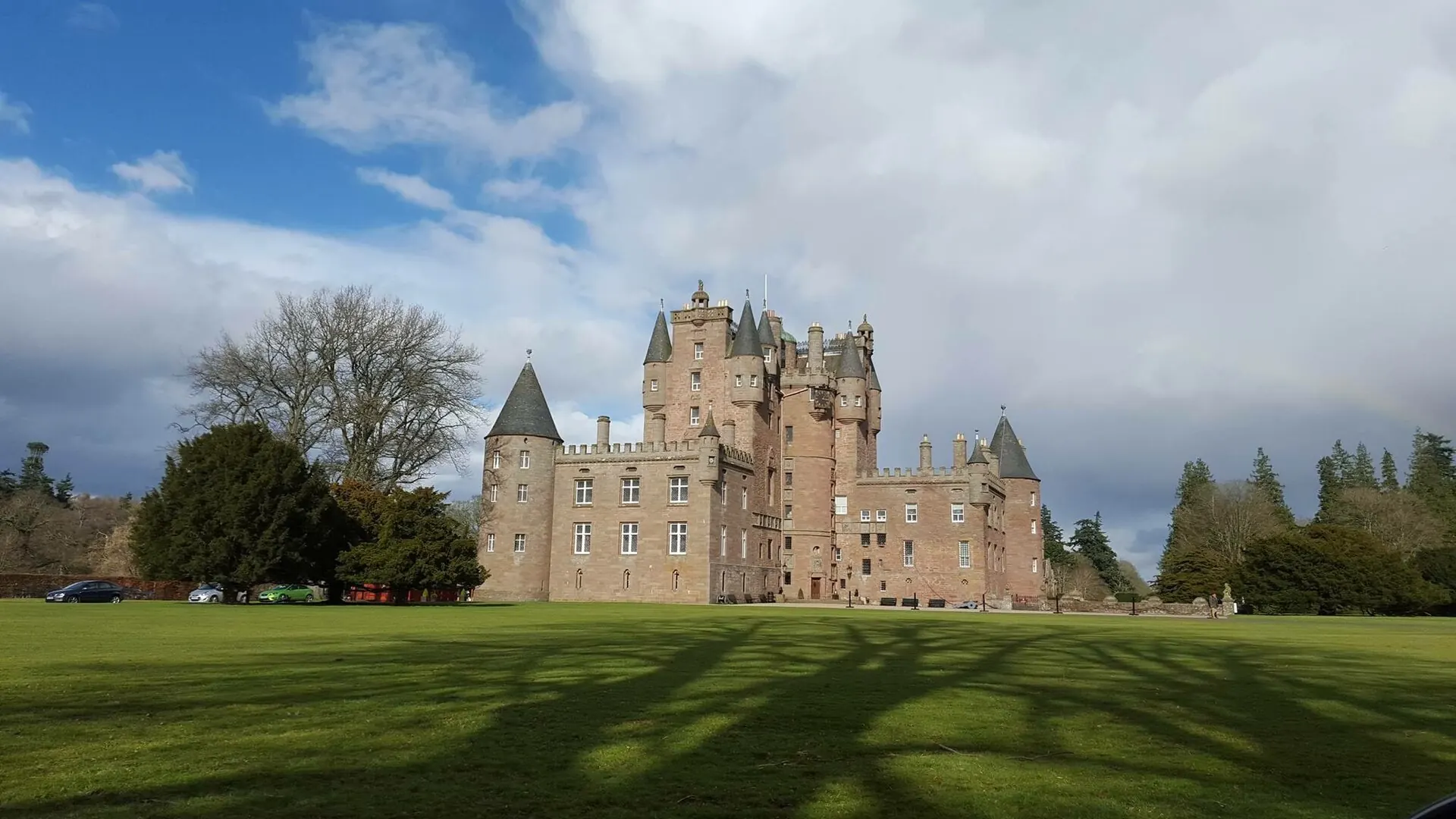 Szeroki widok Glamis Castle i parku
