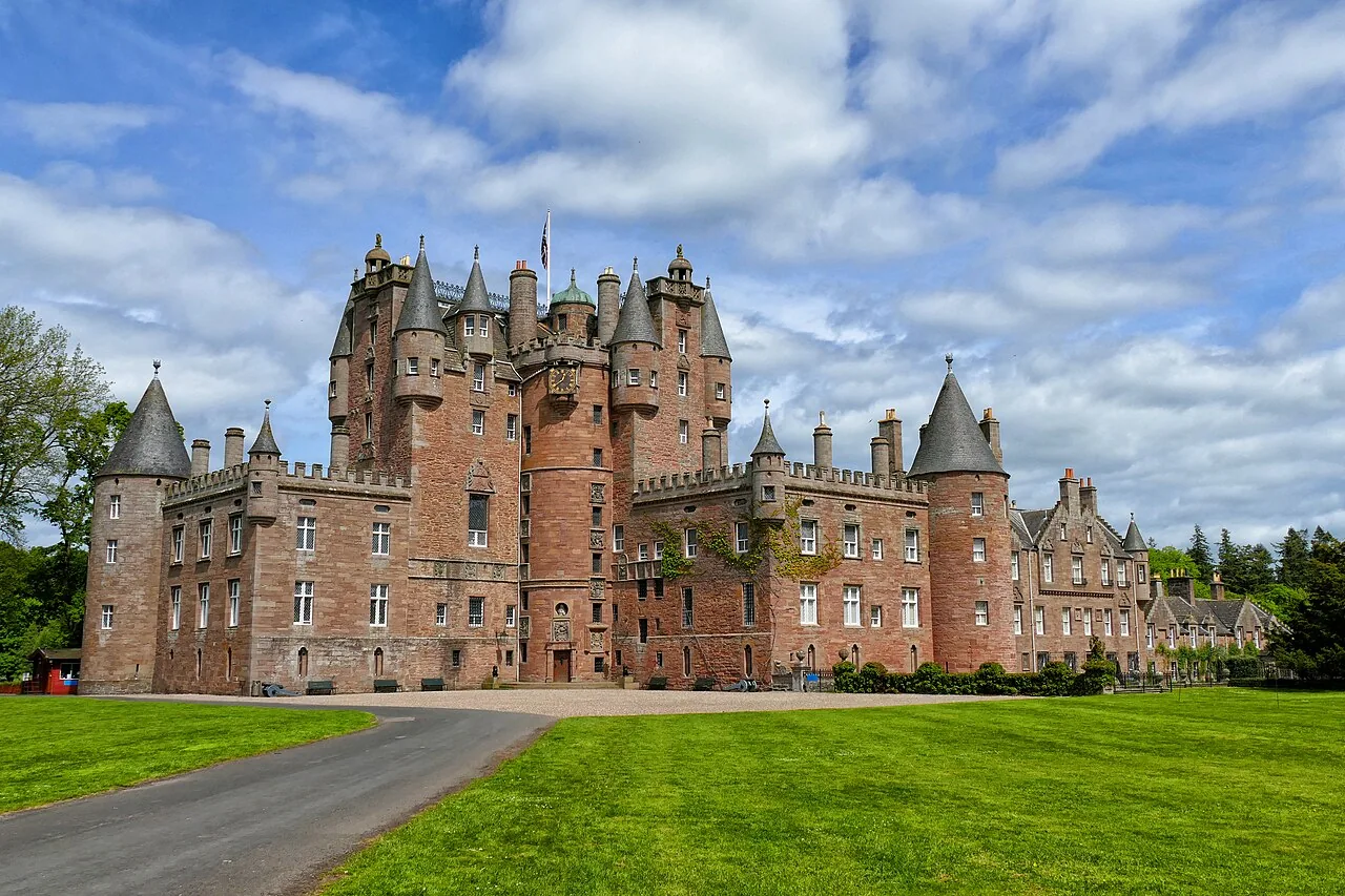 Frontowa fasada Glamis Castle