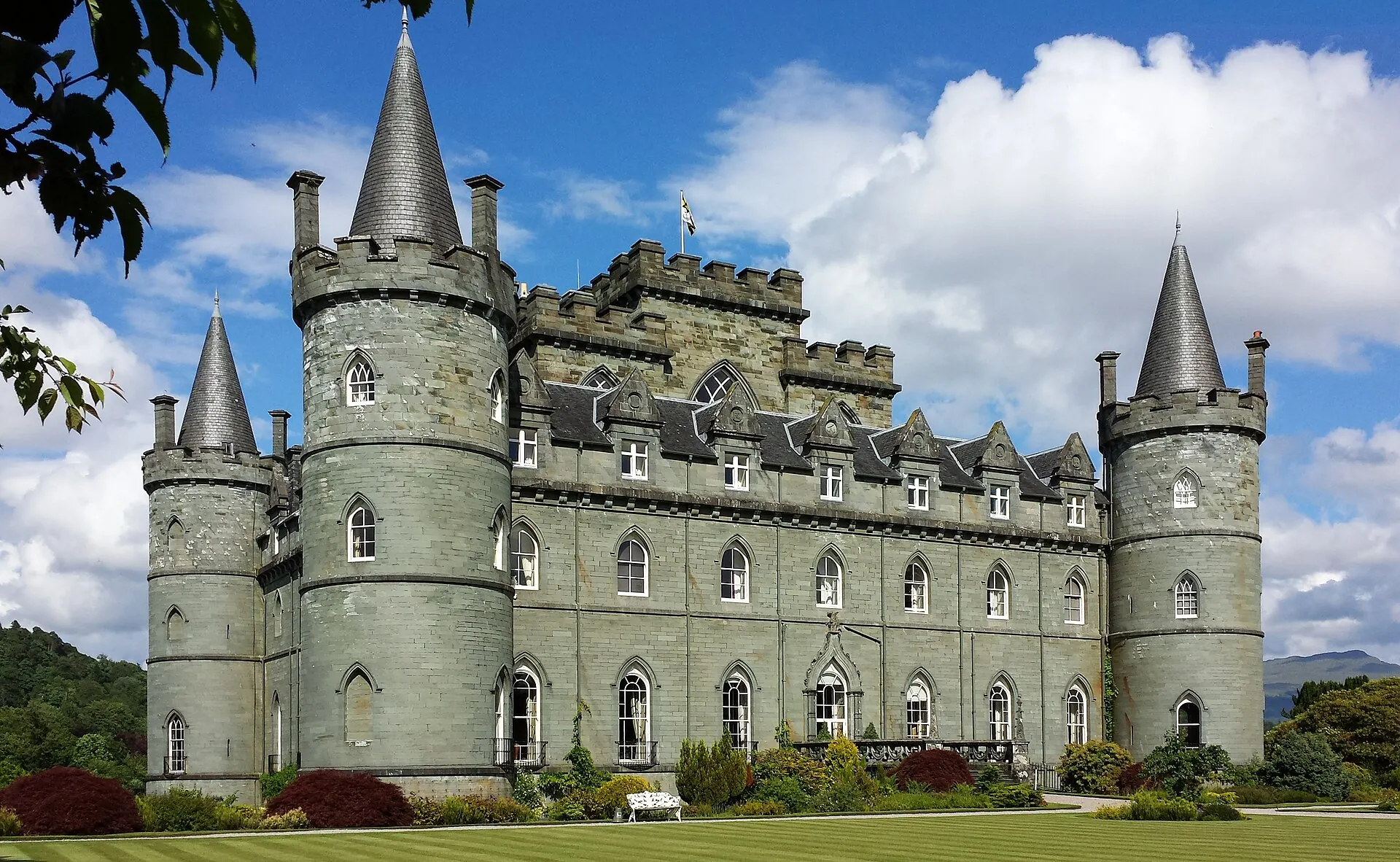Boczna fasada i wieżyczki Inveraray Castle