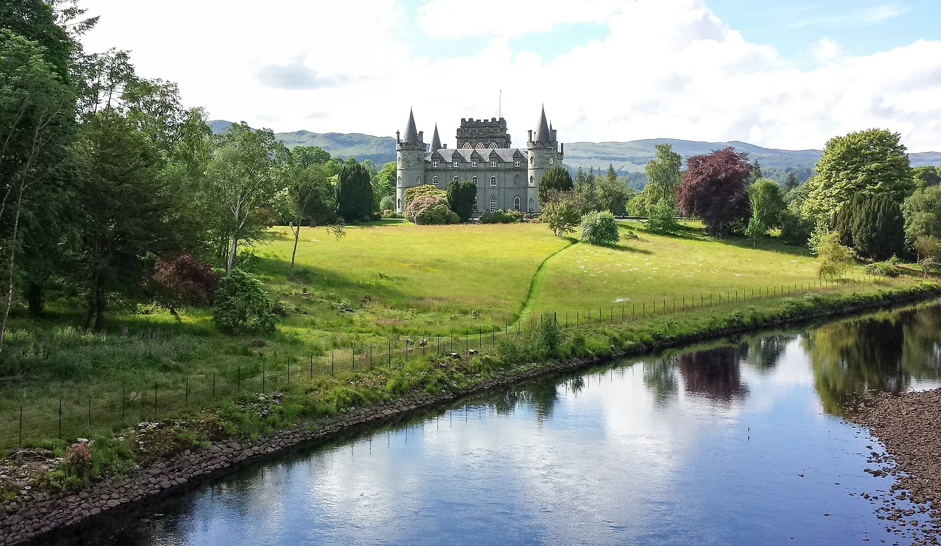 Inveraray Castle widziany znad rzeki Aray