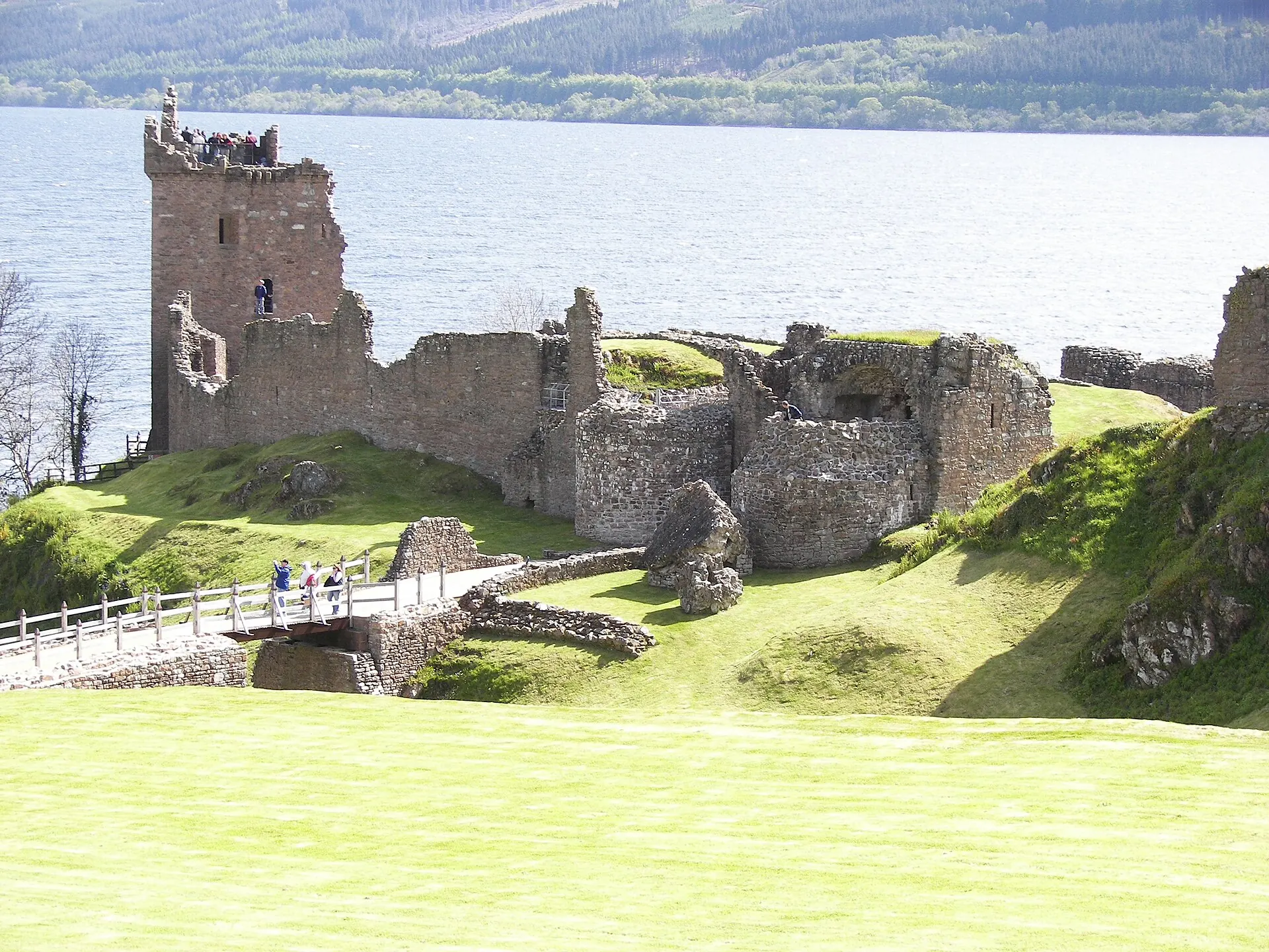 Dziedziniec i wieża Urquhart Castle